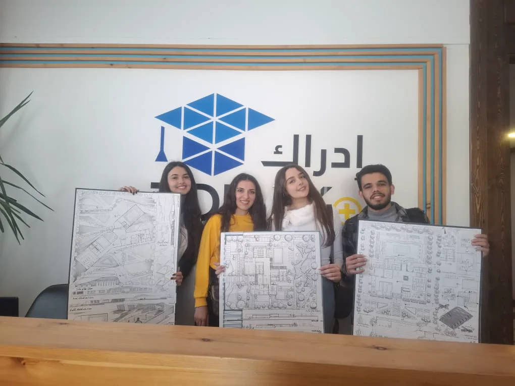 مشاركون في نشاط تدريبي داخل بيئة أكاديمية