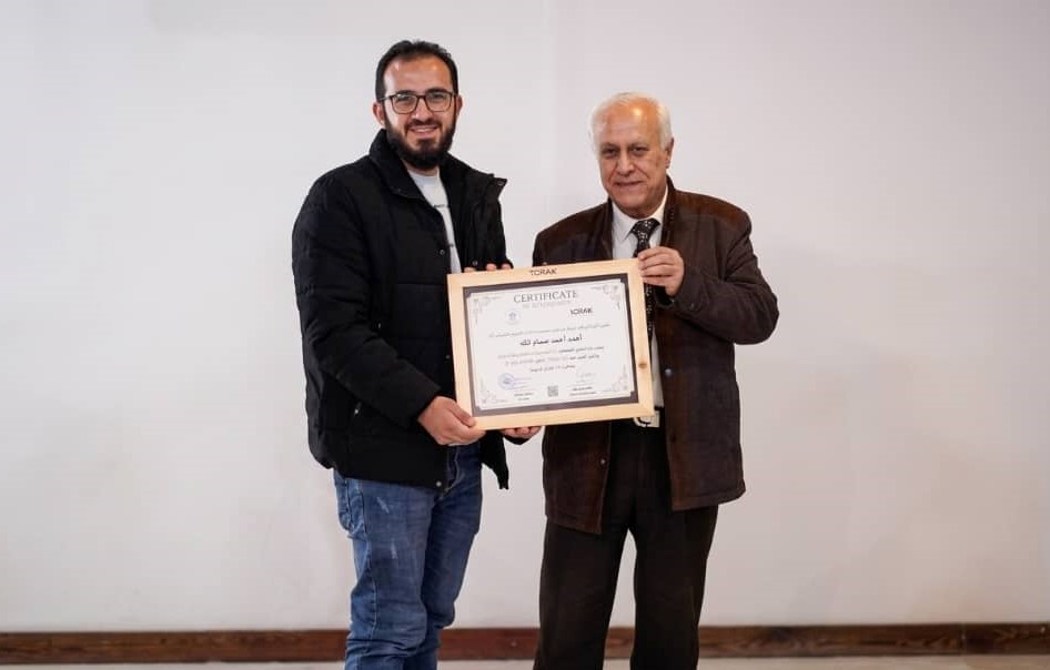 مشارك يحمل شهادة معتمدة بعد انتهاء البرنامج