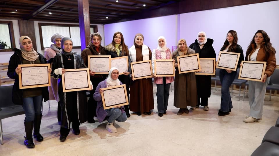 مجموعة من المشاركات يحملن شهادات معتمدة